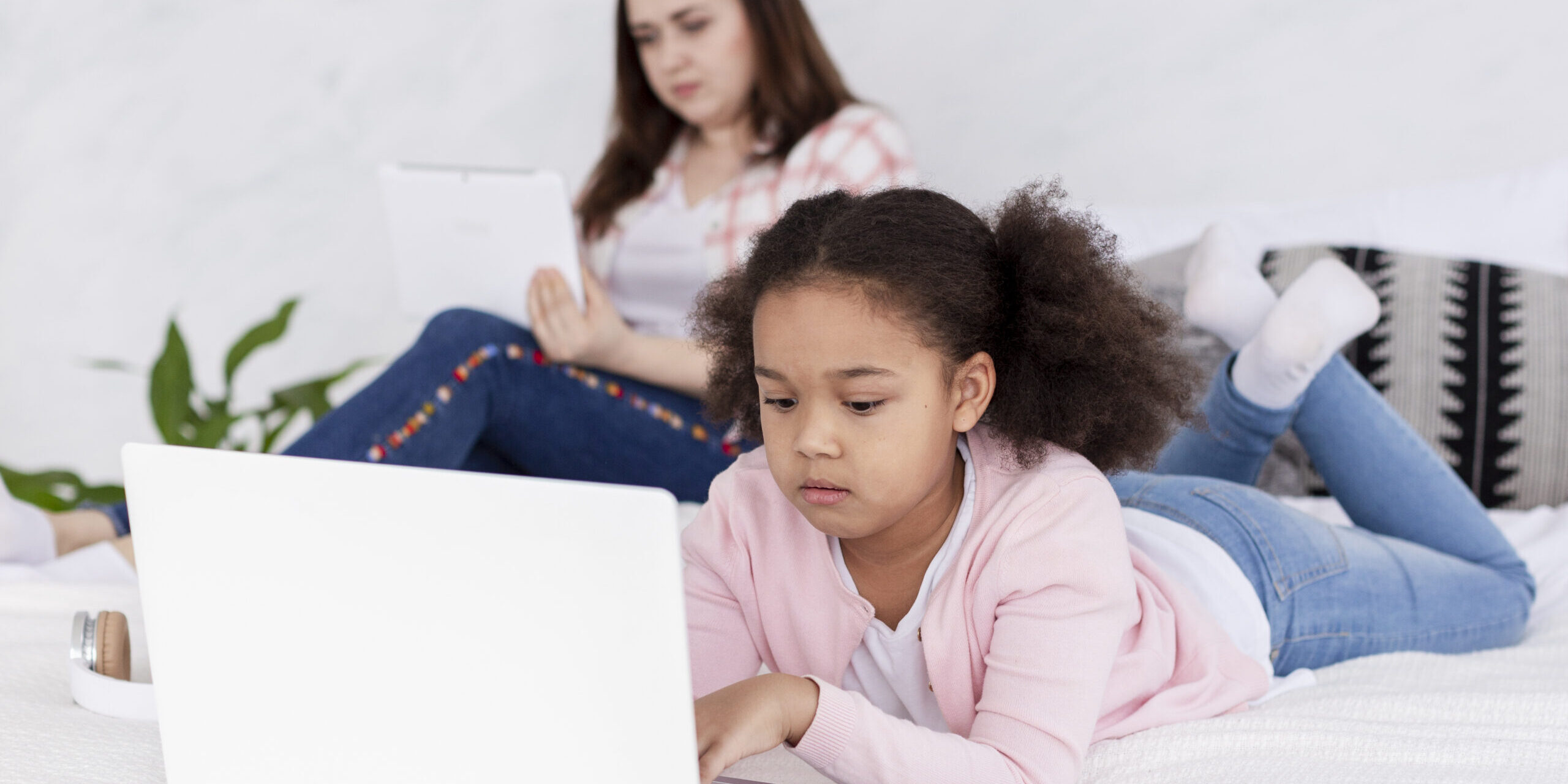 Los adultos responsables deben estar al tanto sobre cómo guiar a sus hijos e hijas en el uso seguro y responsable de internet y las redes sociales.