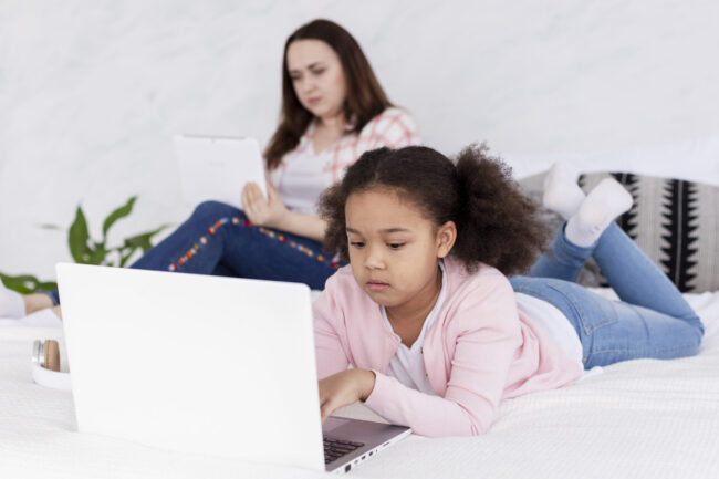 Navegación segura en el mundo digital Los adultos responsables deben estar al tanto sobre cómo guiar a sus hijos e hijas en el uso seguro y responsable de internet y las redes sociales.