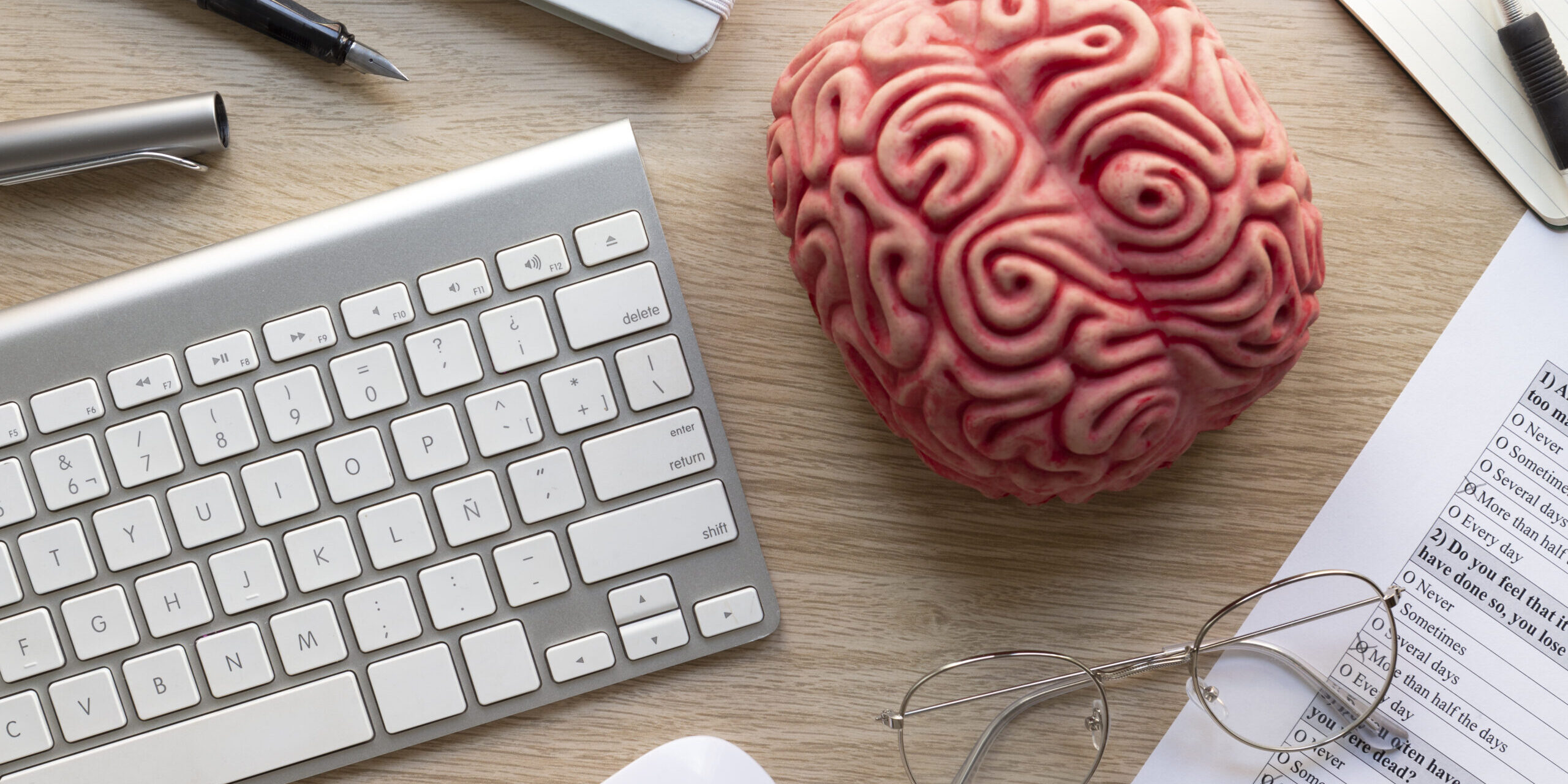 top-view-online-psychologist-concept La importancia de la Salud Mental