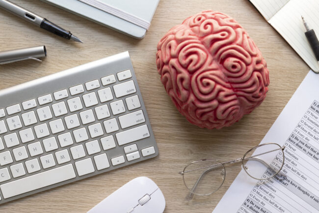 top-view-online-psychologist-concept La importancia de la Salud Mental
