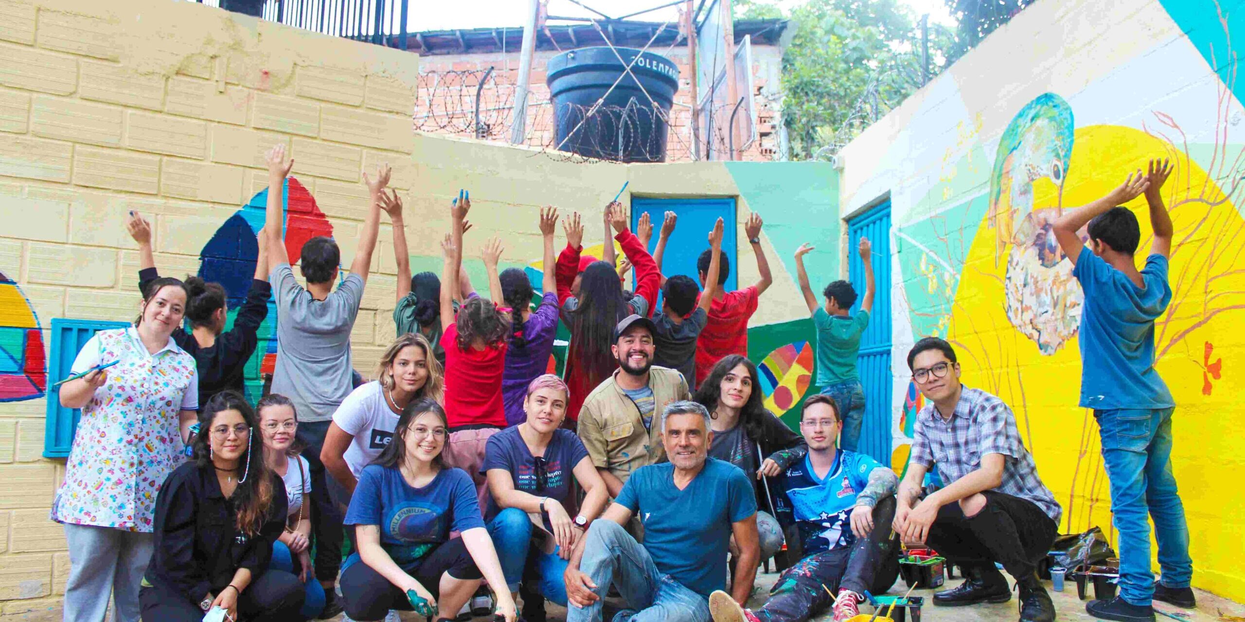 Voluntarios llenan de color el Internado