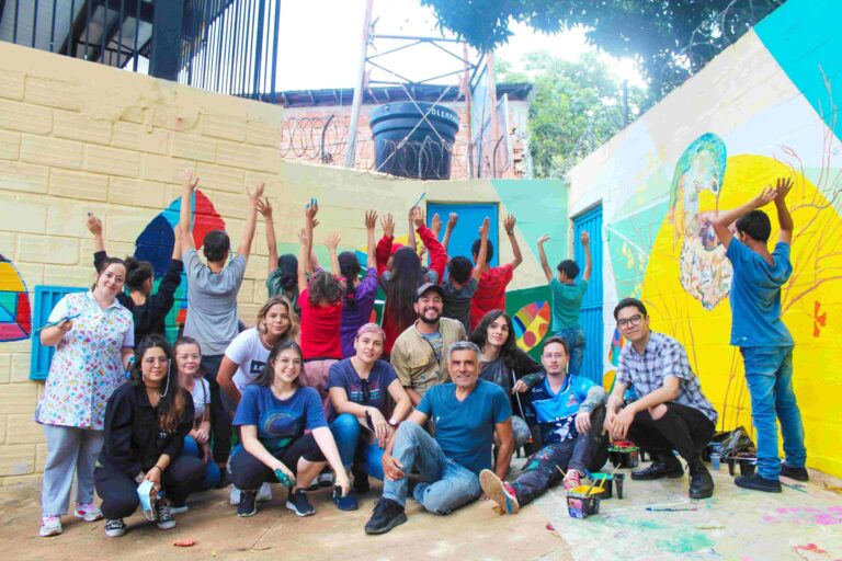 Voluntarios llenan de color el Internado