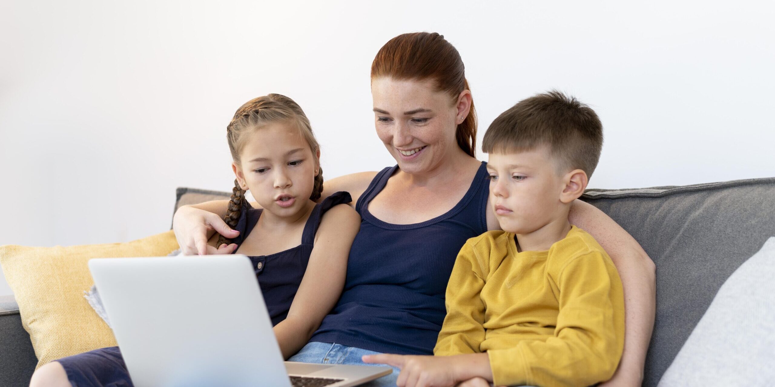 medium-shot-family-with-laptop