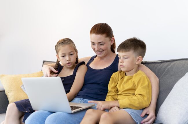 medium-shot-family-with-laptop