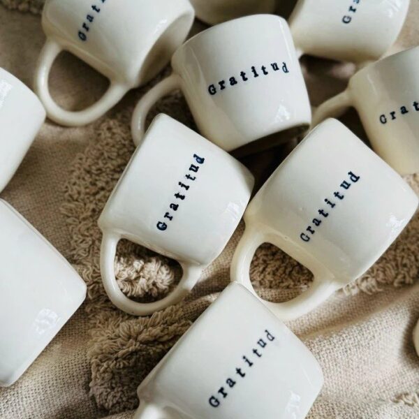 Bono solidario: Mug «Gratitud», cerámica pintada a mano